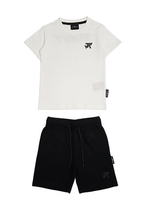 Camicia bianca a maniche corte con logo nero "JR" sul petto abbinata a pantaloncini neri con coulisse che riportano lo stesso logo sulla gamba sinistra.