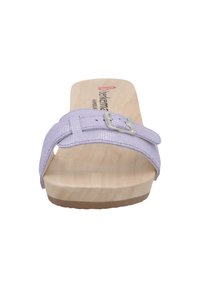 Lila Sandale mit einem strukturierten Riemen und silberner Schnalle. Holzfußbett mit leichtem Finish, flache Sohle und leichte Erhöhung an der Ferse.