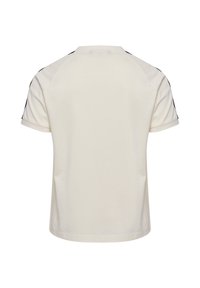 T-shirt crème à manches courtes avec des rayures noires le long des épaules, col rond et texture en coton doux. Présente une coupe droite.