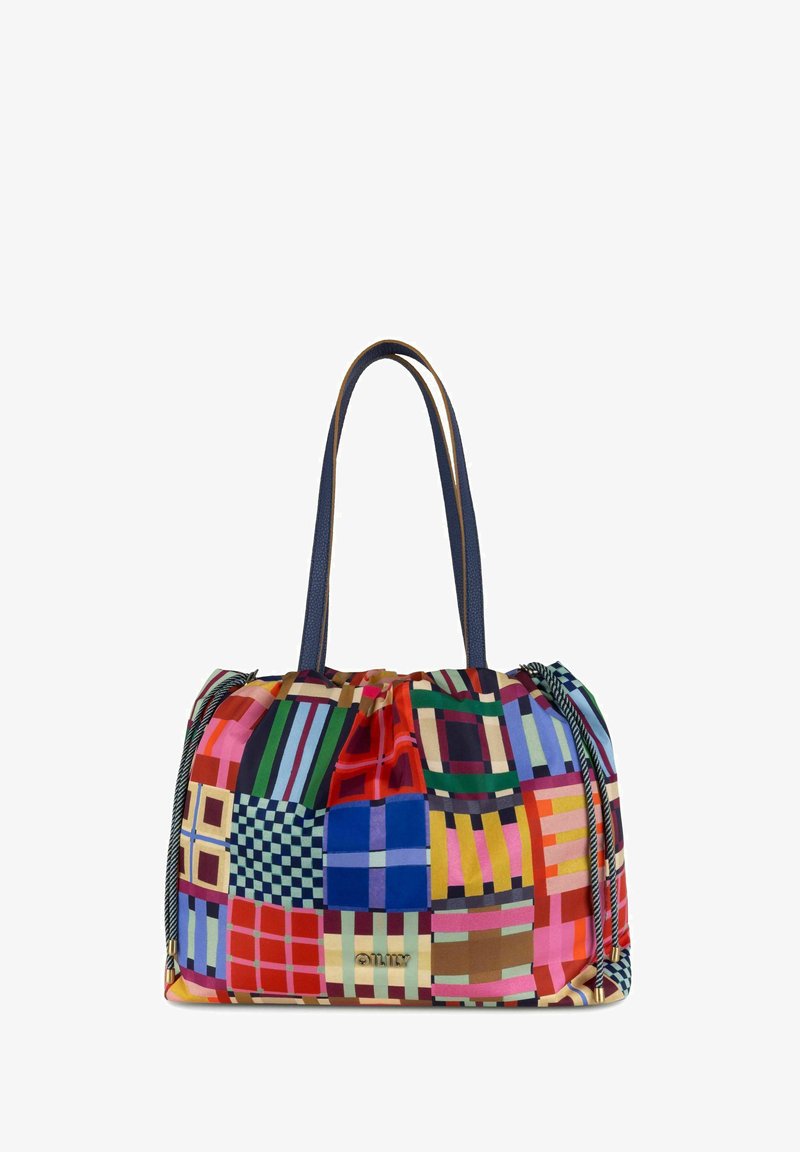 Tote tas met lange marineblauwe handvatten, multicolore geometrische patchwork patroon, trekkoord zijkanten en klein gouden logo op het midden van de voorkant.