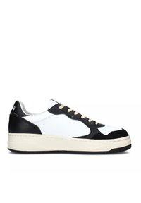 Sneakers alla caviglia bassa con una base in pelle bianca e accenti in suede e pelle nera. Lacci beige e una suola in gomma avorio completano il design.
