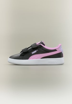 Μαύρο και ροζ sneaker Puma με λευκή σόλα και δύο μαύρα λουράκια Velcro, εμφανισμένο από το πλάι σε ουδέτερο φόντο.