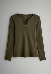 Langærmet, olivengrøn henley-skjorte med ribbet tekstur, v-hals og fem-knap lukning foran. Enkel, afslappet design.