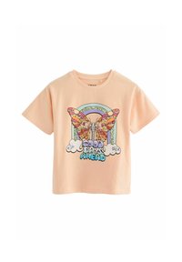 Kortärmad t-shirt i persika med en färgglad fjärilsdesign, regnbåge och texten "Bra Dagar Framöver" i stiliserad teckensnitt.