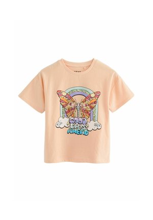 Kortärmad t-shirt i persika med en färgglad fjärilsdesign, regnbåge och texten "Bra Dagar Framöver" i stiliserad teckensnitt.