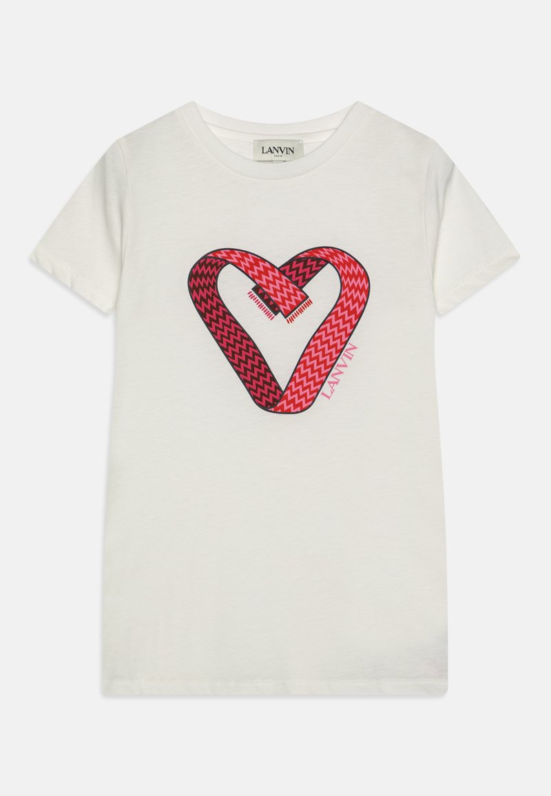 Λευκό βαμβακερό μπλουζάκι με γραφικό σχέδιο καρδιάς σε κόκκινο και μαύρο ζιγκ-ζαγκ με επικαλυπτόμενα σχήματα. Το όνομα της μάρκας "Lanvin" εμφανίζεται σε ροζ.