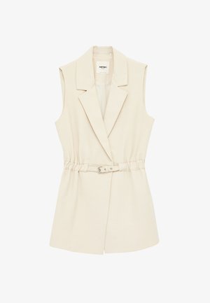 Chaleco blazer sin mangas beige con solapas anchas y un cinturón a juego con hebilla metálica en la cintura.