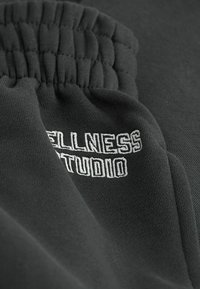 Next CUFFED WELLNESS SLOGAN GRAPHIC - REGULAR FIT - Pantaloni de trening - grey charcoal