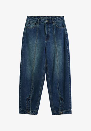 Denim püksid, millel on klassikaline sinine pesu, kõrge vöökoht, lõdvem istuvus, ees ja taga taskud ning nööbiga kinnitamine vöökoht.