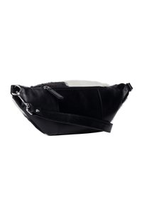 Borsa a mano in pelle nera con accentuazione in pelliccia bianca, design piatto, chiusura con zip, tracolla regolabile e dettagli in metallo argentato.