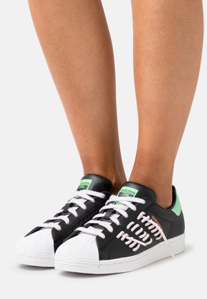 SUPERSTAR - Tenisky - core black/almost pink/white