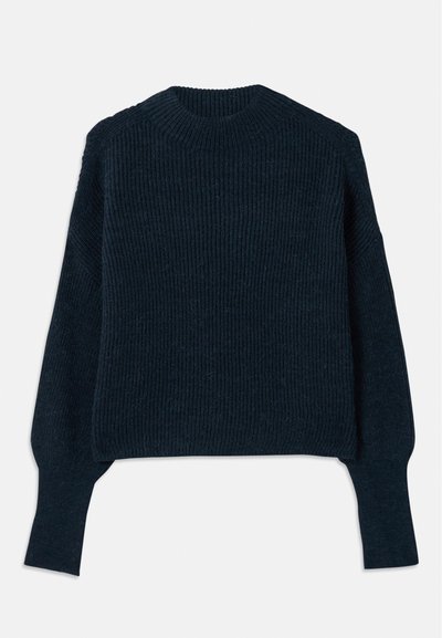 Tmavomodrý rebrovaný pletený sveter s dlhými rukávmi a okrúhlym výstrihom, položený na bielom pozadí.