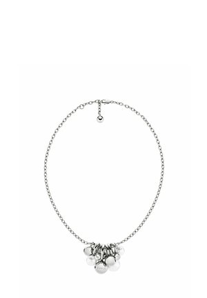 Strieborný retiazkový náhrdelník so striedajúcimi sa guľatými korálkami rôznych veľkostí, vrátane hladkých bielych a metalických povrchov, so zapínaním na karabínu.