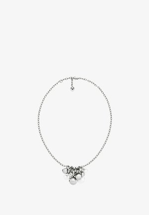 Srebrna verižica z več okroglimi kroglicami različnih velikosti, vključno z gladkimi belimi in kovinskimi zaključki, s sponko za zapiranje.