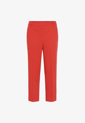 Pantalon rouge sur mesure, court, avec passants pour ceinture et un pli frontal sur chaque jambe, sur fond blanc.