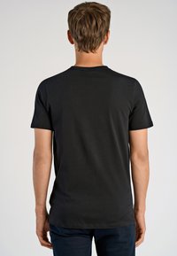 Czarny t-shirt z krótkim rękawem, wykonany z miękkiej tkaniny, z klasycznym okrągłym dekoltem, gładką fakturą i prostym, nieozdobionym tyłem.