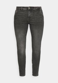 Jeans ajustados de corte slim en negro deslavado, con bolsillos frontales, pasadores para cinturón, cierre de botón y cremallera, exhibidos sobre un fondo blanco.