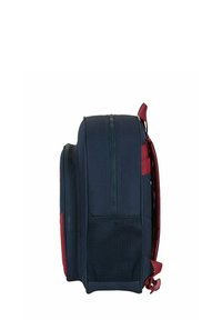 Granatowy plecak z czerwonymi akcentami, prostokątny kształt, podwójne zamki błyskawiczne, siatkowa kieszeń boczna oraz wyściełane szelki dla wygody.