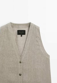 Beige Leinen ärmellose Weste mit V-Ausschnitt, ausgestattet mit zwei Knöpfen und einer glatten Textur. Das Etikett zeigt "Massimo Dutti".