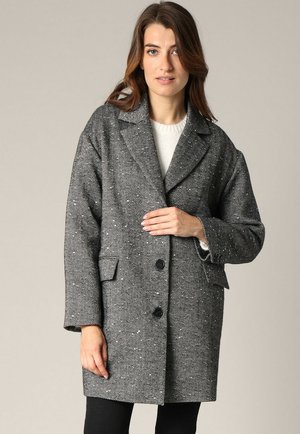 Manteau en chevrons gris avec un col cranté, trois boutons et deux poches avant. Fabriqué en tissu texturé, dotée d'une coupe décontractée.
