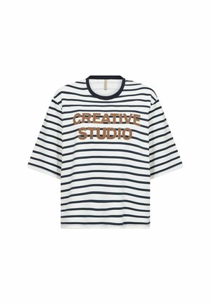 Weißes und schwarzes T-Shirt mit kurzen Ärmeln und horizontalen Streifen, schwarzem Kragen und braunem "CREATIVE STUDIO"-Schriftzug auf der Vorderseite.