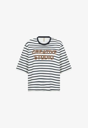 Biele a čierne horizontálne pruhované tričko s krátkym rukávom, čiernym golierom a hnedým nápisom "CREATIVE STUDIO" na prednej strane.