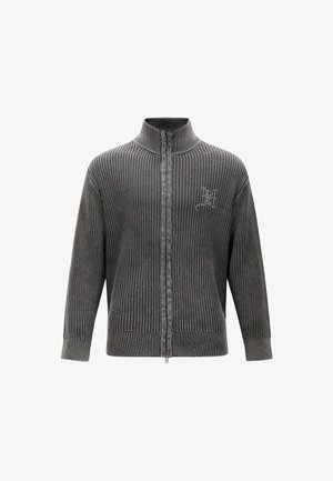 Grijze geribbelde gebreide zip-up trui met hoge kraag en lange mouwen, met subtiele geborduurde logo op de linkerkant van de borst.