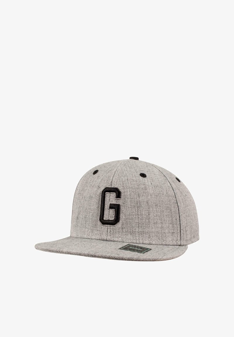 Siva snapback kapa sa strukturiranim dizajnom, s crnim izvezenim logom "G" i ravnim vizirом. Lagana tekstura na tkanini.