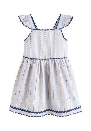 Biała sukienka bez rękawów z pionowymi niebieskimi i czerwonymi kwiatowymi paskami, marszczonymi ramiączkami i niebieską falistą lamówką wzdłuż krawędzi.