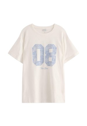 Cream short-sleeve t-shirt featuring blue lace-patterned numbers "08" and the text "Tres Chic" below. Cotton material with relaxed fit.
