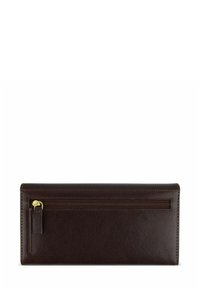 Cartera de cuero marrón con una textura suave, que cuenta con un compartimento con cremallera y un diseño simple y alargado. Acento en hardware dorado.