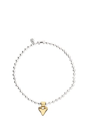 Pulsera de cuentas plateadas con un pequeño colgante dorado en forma de corazón centrado sobre un fondo blanco.