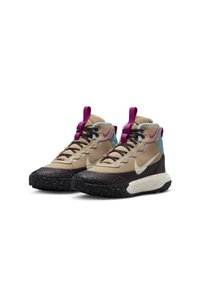 Bēša un brūna augsta stila kedas ar purpuļa akcentiem, teksturēta gumijas zole un gluda virsma ar swoosh logo un šņores aizdari.