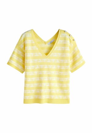 Pull à manches courtes à col en V rayé jaune et blanc, orné d'un motif cachemire et de trois boutons décoratifs sur l'épaule gauche.