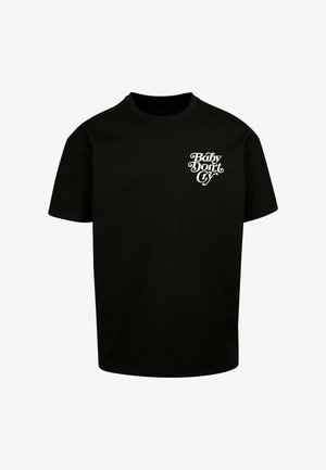 Zwarte katoenen t-shirt met korte mouwen en ronde hals. De voorkant heeft witte tekst: "Baby Don’t Cry" in een decoratief lettertype.