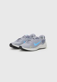 Chaussures de sport grises avec un dessus en mesh respirant, des accents bleu clair et une semelle intermédiaire blanche. Elles possèdent des semelles extérieures en caoutchouc texturé noir.