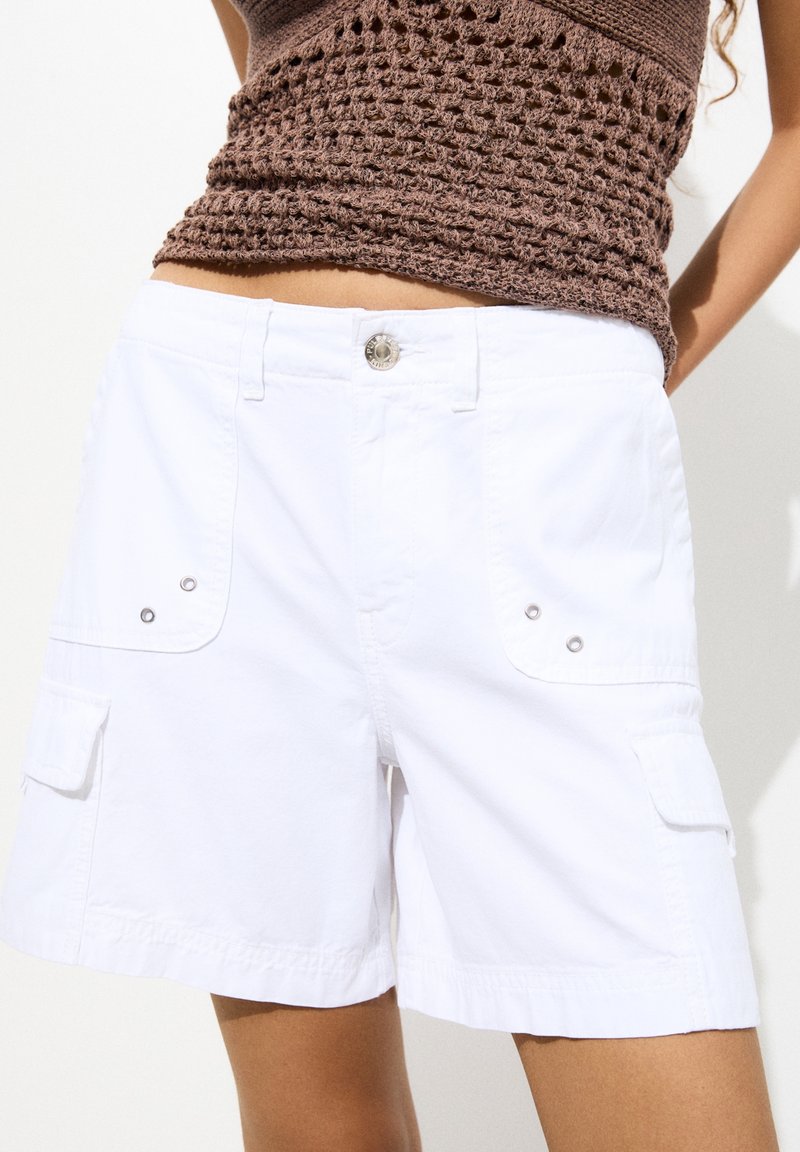 Hvide cargoshorts med knaplukning, to forlommer med klapper og et lige ben design lavet af letvægtsstof.