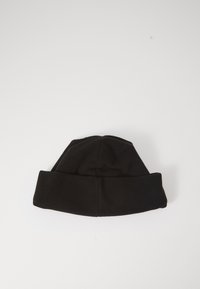 Beanie di pile nero con risvolto. Il tessuto è morbido con una superficie liscia e una forma superiore arrotondata. Design semplice e privo di decorazioni.