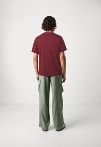 Jack & Jones JPRBLUHUDSON TEE CREW NECK 5 PACK - T-shirt med print - cloud dancer/port/black/navy blazer