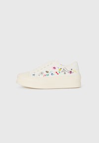 Baskets compensées blanches cassées avec des gribouillis multicolores, y compris des étoiles, un citron, des cerises, des fleurs, des cœurs et des visages ludiques sur le côté.