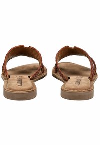 Braune Ledersandalen mit geflochtenen Riemen, flachen Sohlen und einer weichen Wildledereinlage. Sie verfügen über eine abgerundete Zehenpartie und minimalen Beschlag.