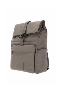 Sac à dos en nylon marron avec fermeture à rabat, poche avant, surface texturée et bretelles réglables. Dispose d'un logo embossé à l'avant.