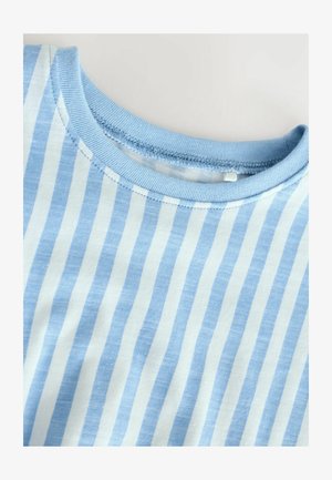 Svetlo modra in bela črtasta majica s kratkimi rokavi in okroglo ovratnikom, izdelana iz mehkega, gladkega blaga. Čiste šive ob robovih.
