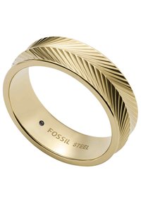Bague couleur or avec un motif texturé en chevrons et une finition polie. Marquée à l'intérieur "FOSSIL STEEL." Bords lisses et arrondis.