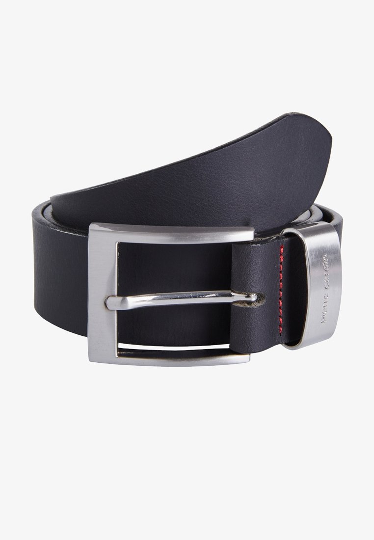 Czarny skórzany pasek z srebrną metalową klamrą. Wykończenie gładkie, z kontrastującym czerwonym przeszyciem w pobliżu klamry.