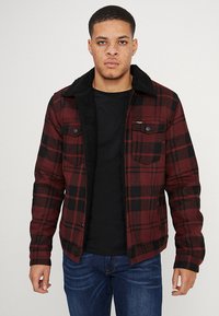 Wrangler TRUCKER - Chaqueta de entretiempo - madder brown