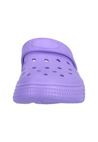 Lila Kunststoff-Clogs zum Hineinschlüpfen mit Belüftungslöchern, einem strukturierten Riemen und einem erhöhten Punktmuster auf der Sohle. Einfaches Design für Komfort.