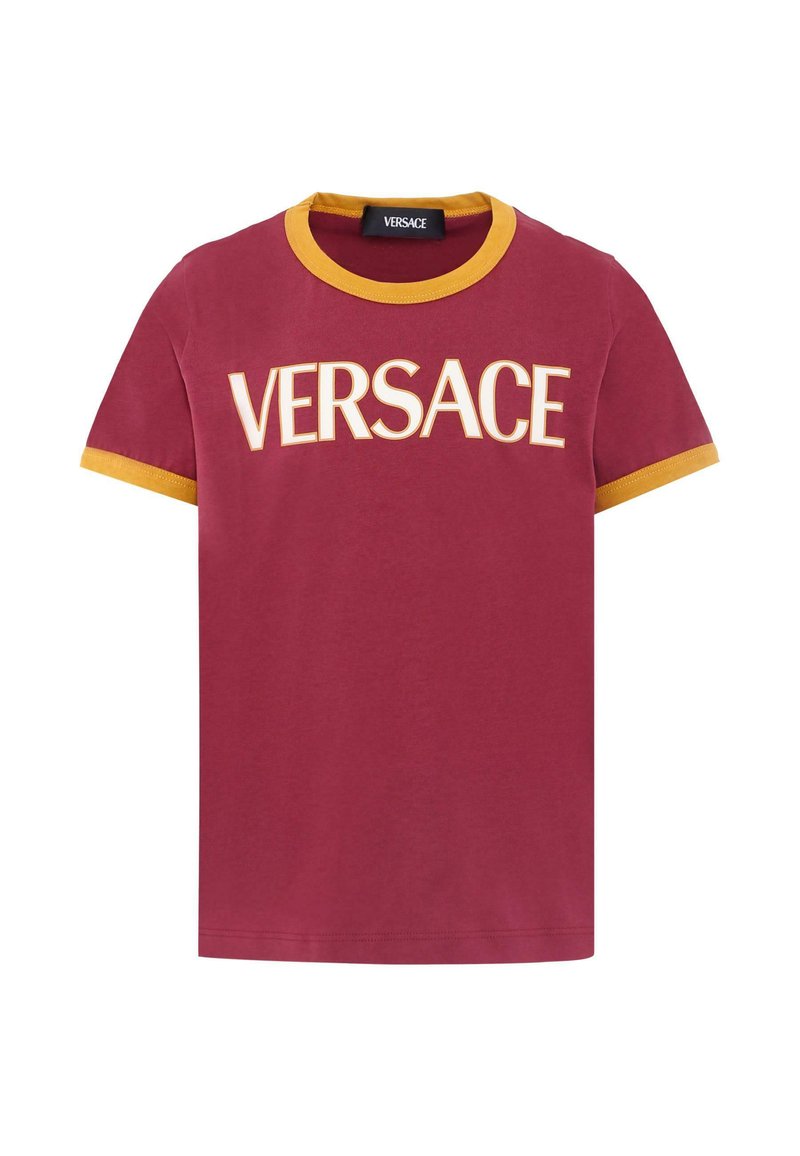 T-shirt in cotone color mogano con colletto e polsini a costine gialli in contrasto, con logo "VERSACE" in bold, lettere crema sul davanti.