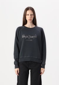 Felpa grigia scura con scollatura e polsini a costine. Presenta un logo argentato e un design cropped con dettagli di cucitura visibili.