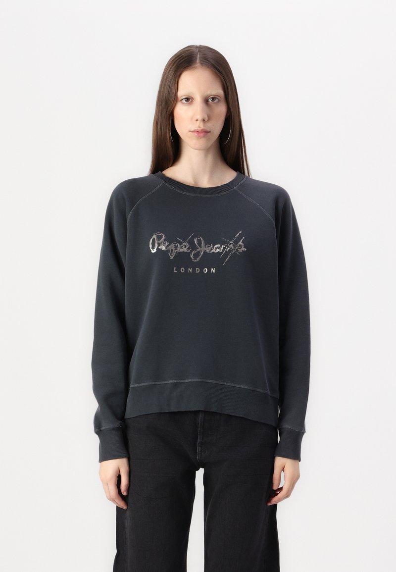 Felpa grigia scura con scollatura e polsini a costine. Presenta un logo argentato e un design cropped con dettagli di cucitura visibili.